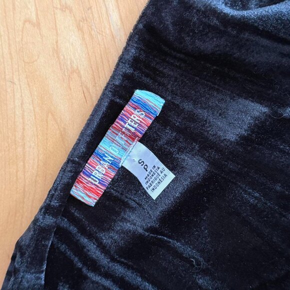 Urban Outfitters Women's Black and Grey Crop-top - Picture 4 of 4